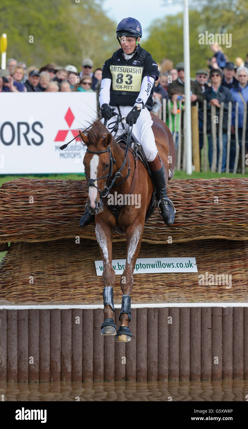 William Fox-Pitt y chili mañana - fase de cross country - Mitsubishi Motors Badminton Horse Trials, Badminton House, sábado 9 de mayo de 2015. Foto de stock