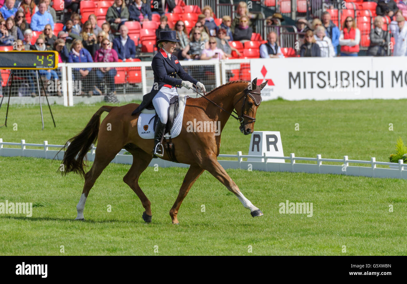 Laura Collett y Grand maniobra - fase de Doma - Mitsubishi Motors Badminton Horse Trials, Badminton House, miércoles 7 de mayo de 2015. Foto de stock