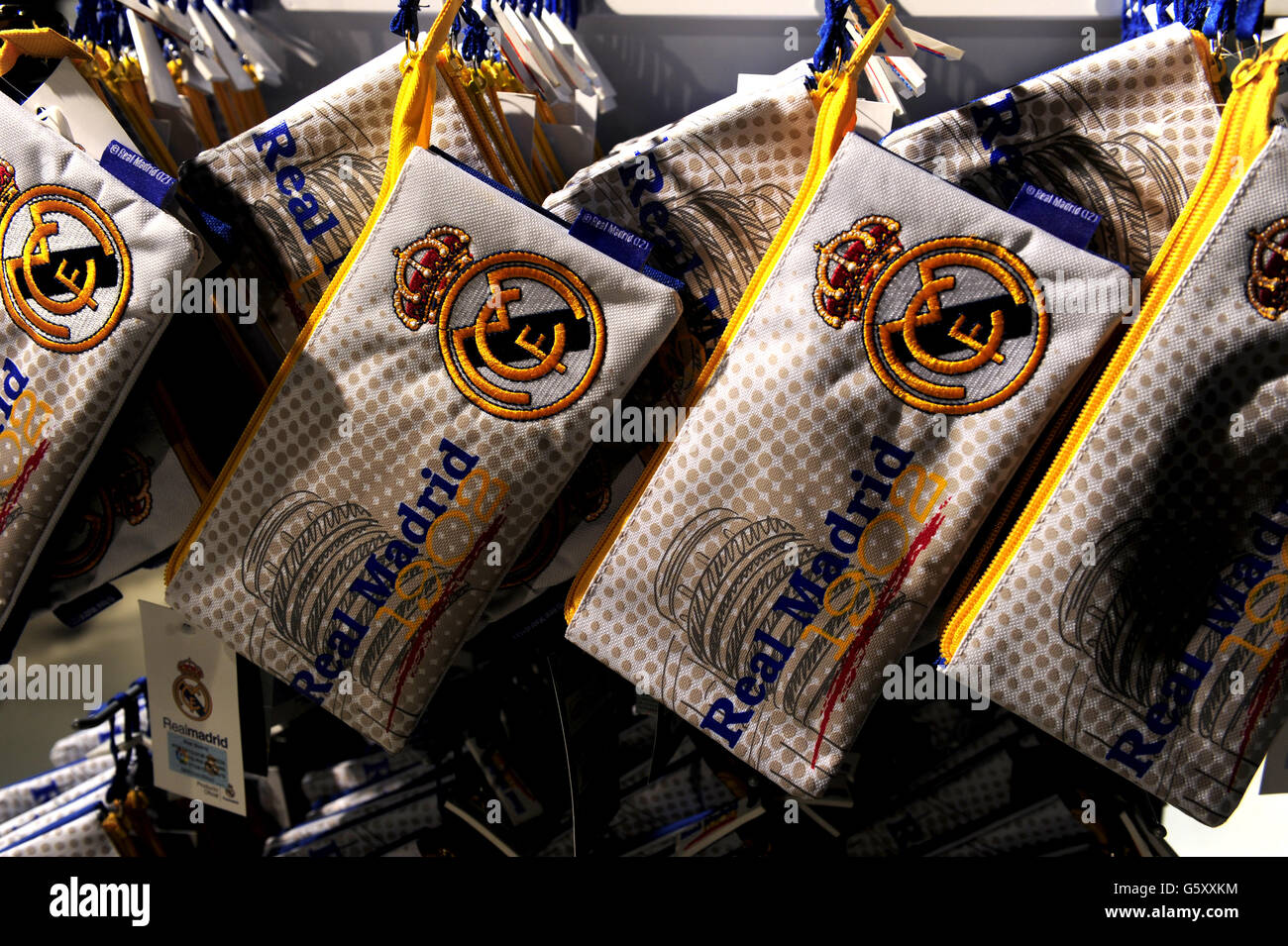 Cajas de lápiz del Real Madrid a la venta en la tienda del club En el  Santiago Bernabeu Fotografía de stock - Alamy