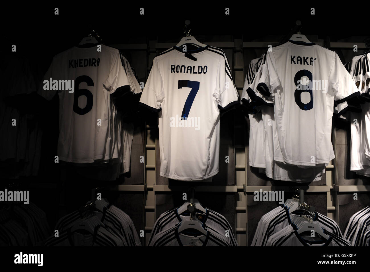 Réplicas de camisas a la venta en la tienda del club Santiago Bernabeu,  hogar del Real Madrid Fotografía de stock - Alamy