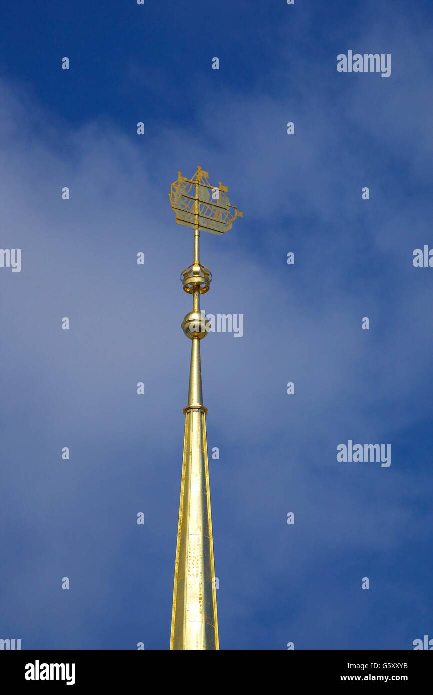Fragata de bronce en la parte superior de la aguja del Almirantazgo, San Petersburgo, Rusia Foto de stock