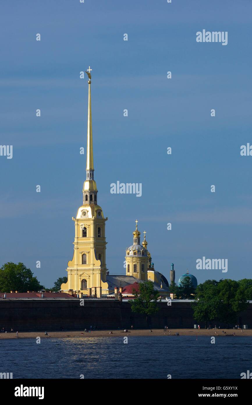 Fortaleza de San Pedro y san Pablo y la de san Pedro y san Pablo, la catedral de San Petersburgo, Rusia Foto de stock
