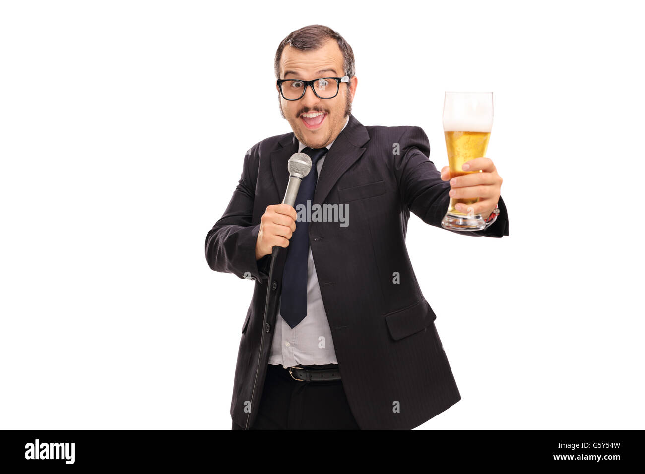 Empresario alegre cantando karaoke con micrófono y la celebración de una pinta de cerveza aislado sobre fondo blanco. Foto de stock