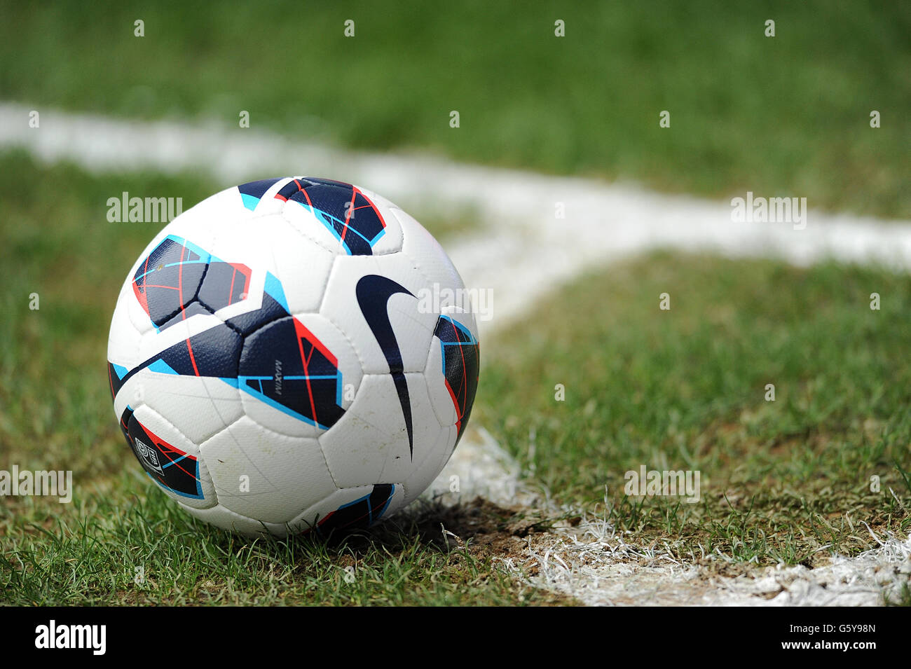 Vista general de una pelota de fútbol oficial de la liga premier de nike  fotografías e imágenes de alta resolución - Alamy