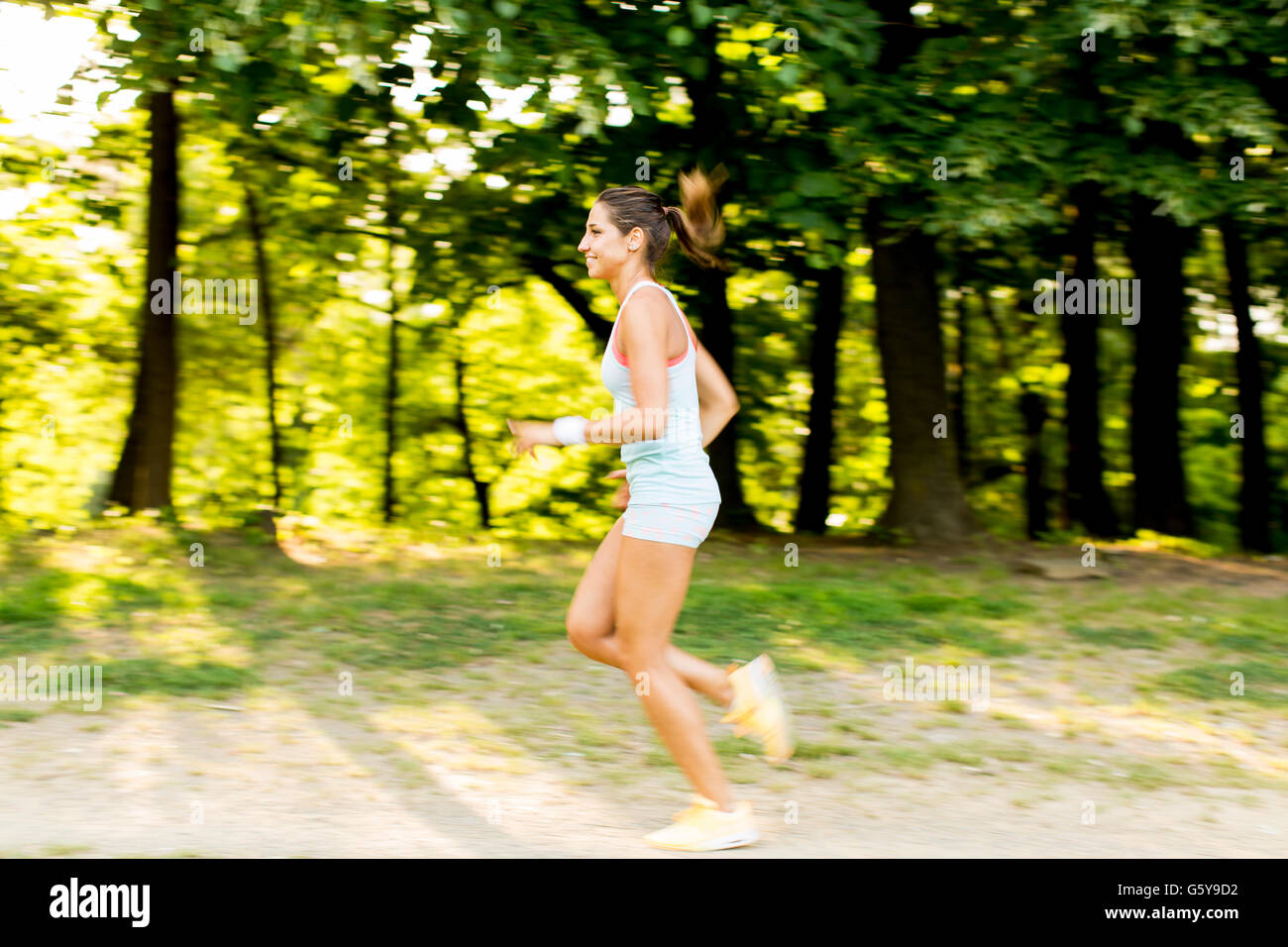 Fotos de Corriendo mujer corriendo en el parque - Imagen de © Maridav  #24537619