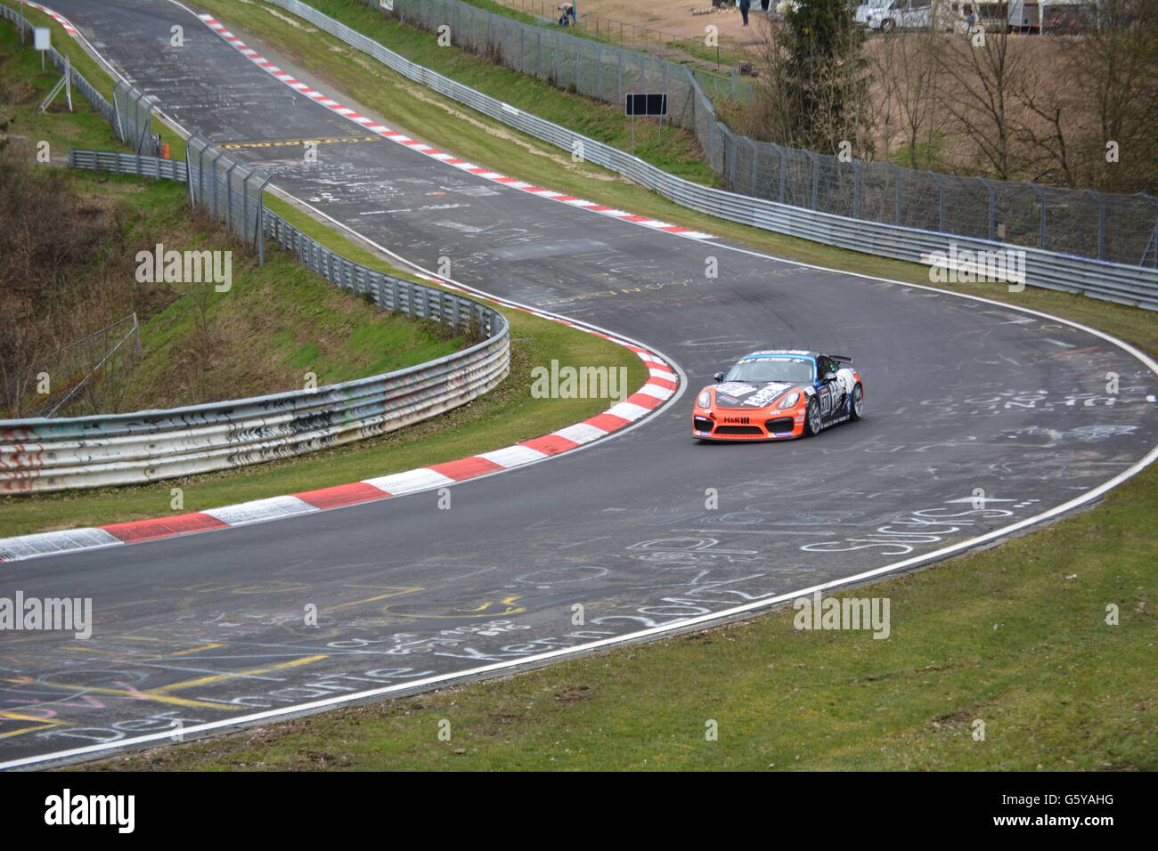 Carrera de coches en el circuito de Nürburgring - Nordschleife Fotografía  de stock - Alamy