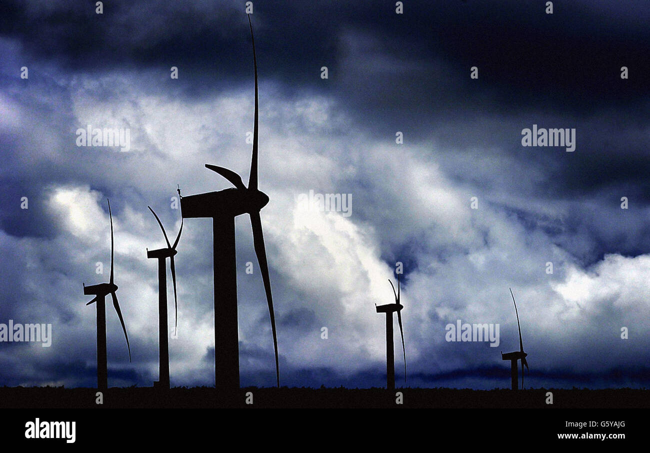 El parque eólico Beinn an Tuirc en la península de Kintyre en Escocia, el primero de lo que se espera sean tres de estos desarrollos en Argyll por ScottishPower, que fue inaugurado oficialmente, por el ministro de Energía y Construcción Brian Wilson. * La instalación de 21 millones está alimentada por recursos eólicos que están entre los mejores de Europa. Las 46 turbinas eólicas pueden entregar una producción de 30mw, suficiente para suministrar electricidad a 25.000 hogares. 31/03/2004 Se insta al Gobierno a que reconsidere de manera importante los planes para un aumento de siete veces de los aerogeneradores para 2010. El llamado viene entre afirmaciones que algunas de Gran Bretaña Foto de stock