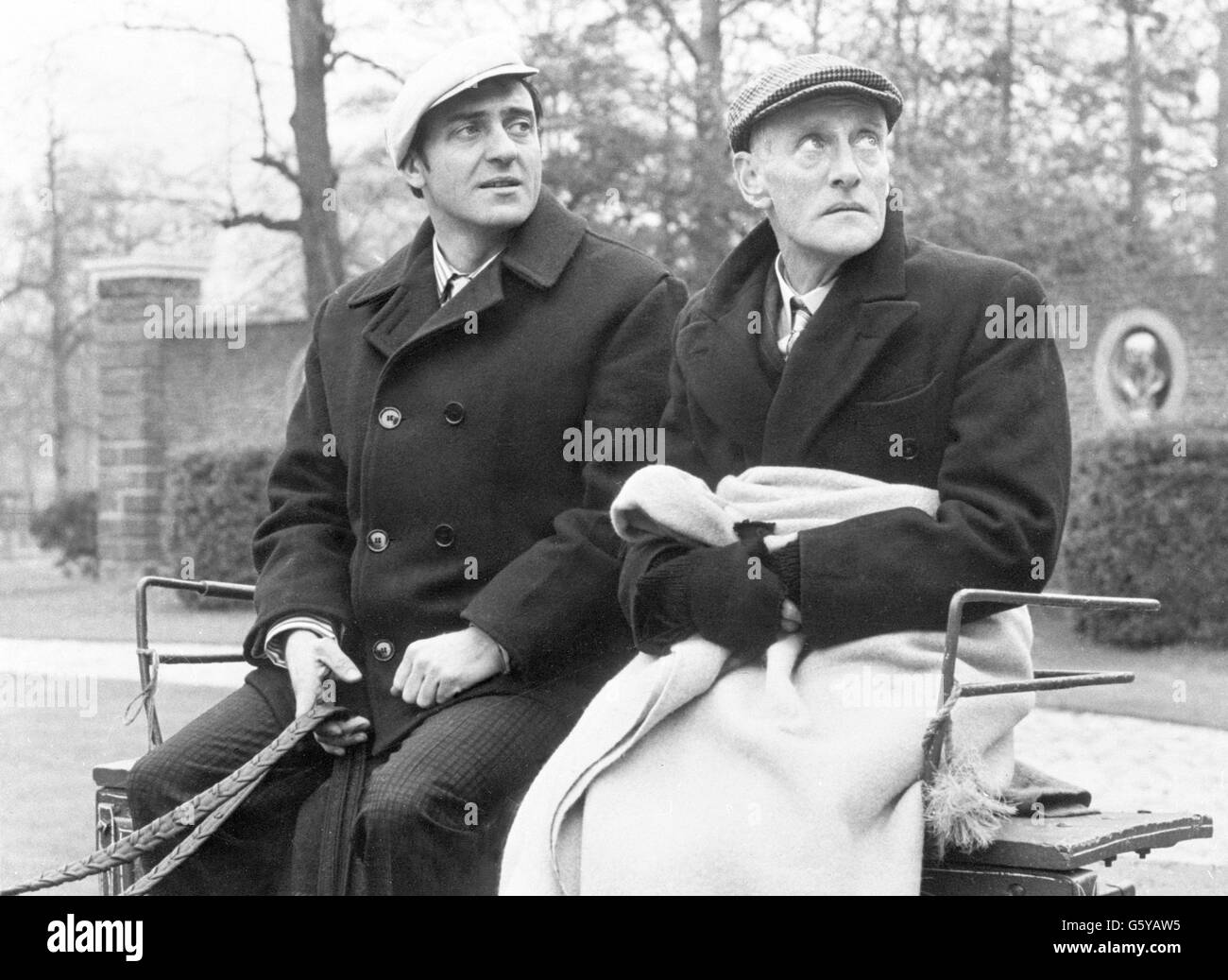 De nuevo en el negocio para los espectadores son los hombres de la BBC de trapo y hueso Steptoe y Son - Harry H Corbett (izquierda) como Harold y Wilfrid Brambell como Albert - fotografiados en su carro 'totting', dibujado por su caballo Hércules. Foto de stock