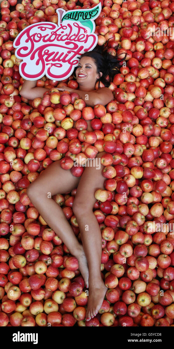 La Modelo Michelle McGrath participa en una fotocelda para lanzar el Festival de Música y Artes de la fruta prohibida Bulmers en el Market Bar de Dublín hoy. Foto de stock