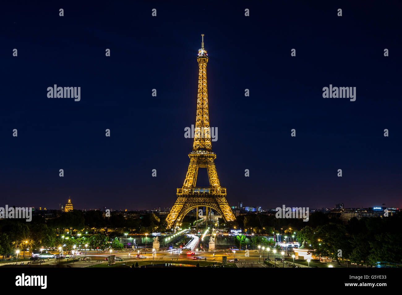 Torre Eiffel de noche Foto de stock
