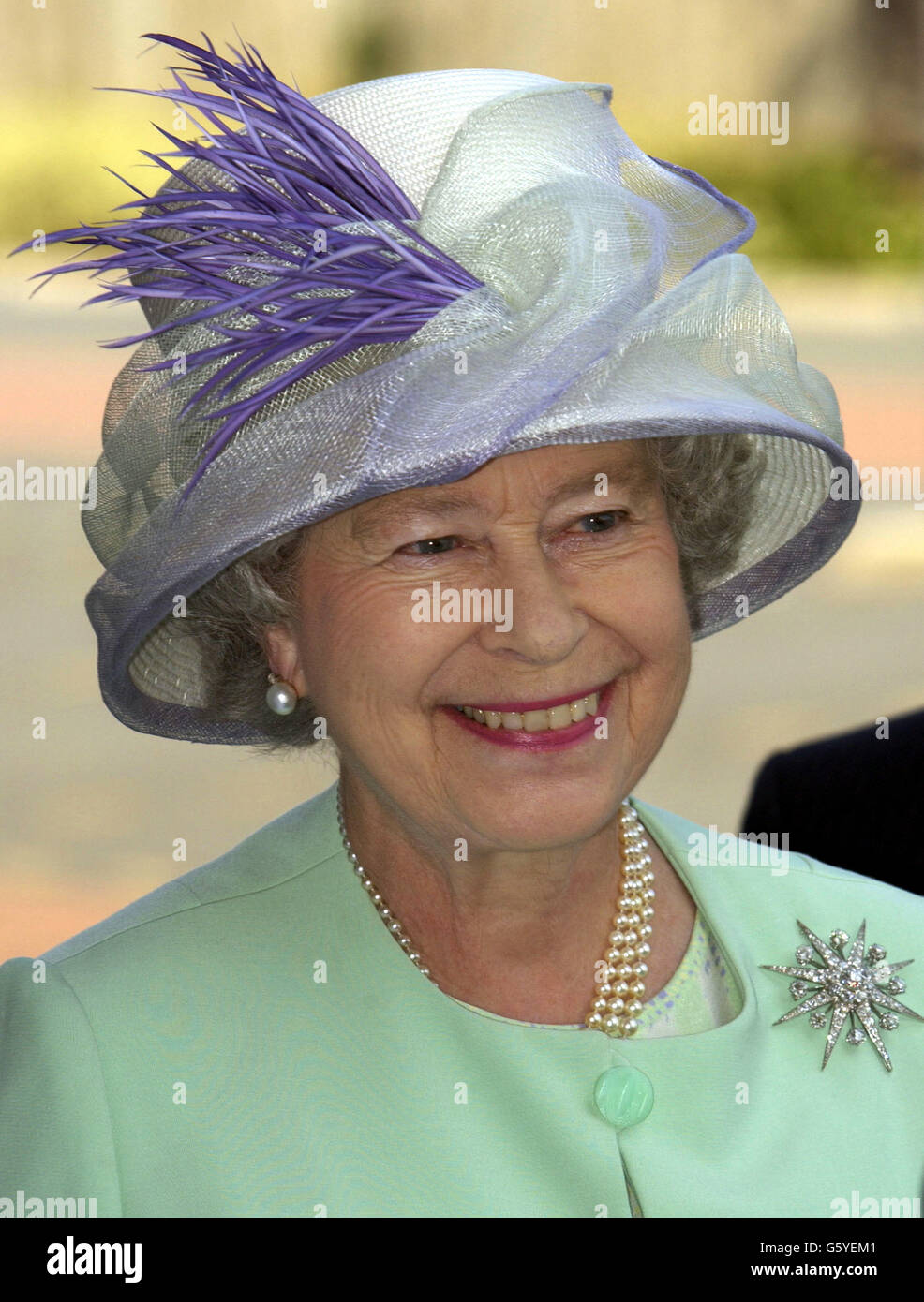 La reina Elizabeth II sonríe durante su visita al Golden Jubilee al centro de negocios Maltings en los muelles de Ipswich en Suffolk. Más tarde, la Reina y el Duque de Edimburgo visitaron Stowmarket y Bury St Edmunds. Foto de stock