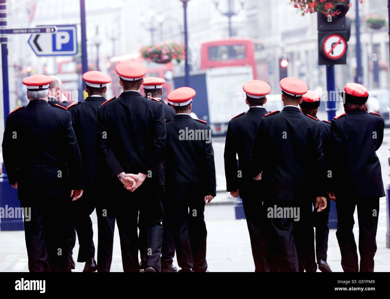 Los guardianes de la calle, que trabajarán en asociación con la Policía Metropolitana actuando como sus ojos y oídos, posan en sus gorras rojas y uniformes. Su parche cubrirá el distrito comercial de Londres de Oxford Street, Regent Street y Bond Street. * Veinticinco gorras rojas completamente entrenadas toman las calles por primera vez. Foto de stock