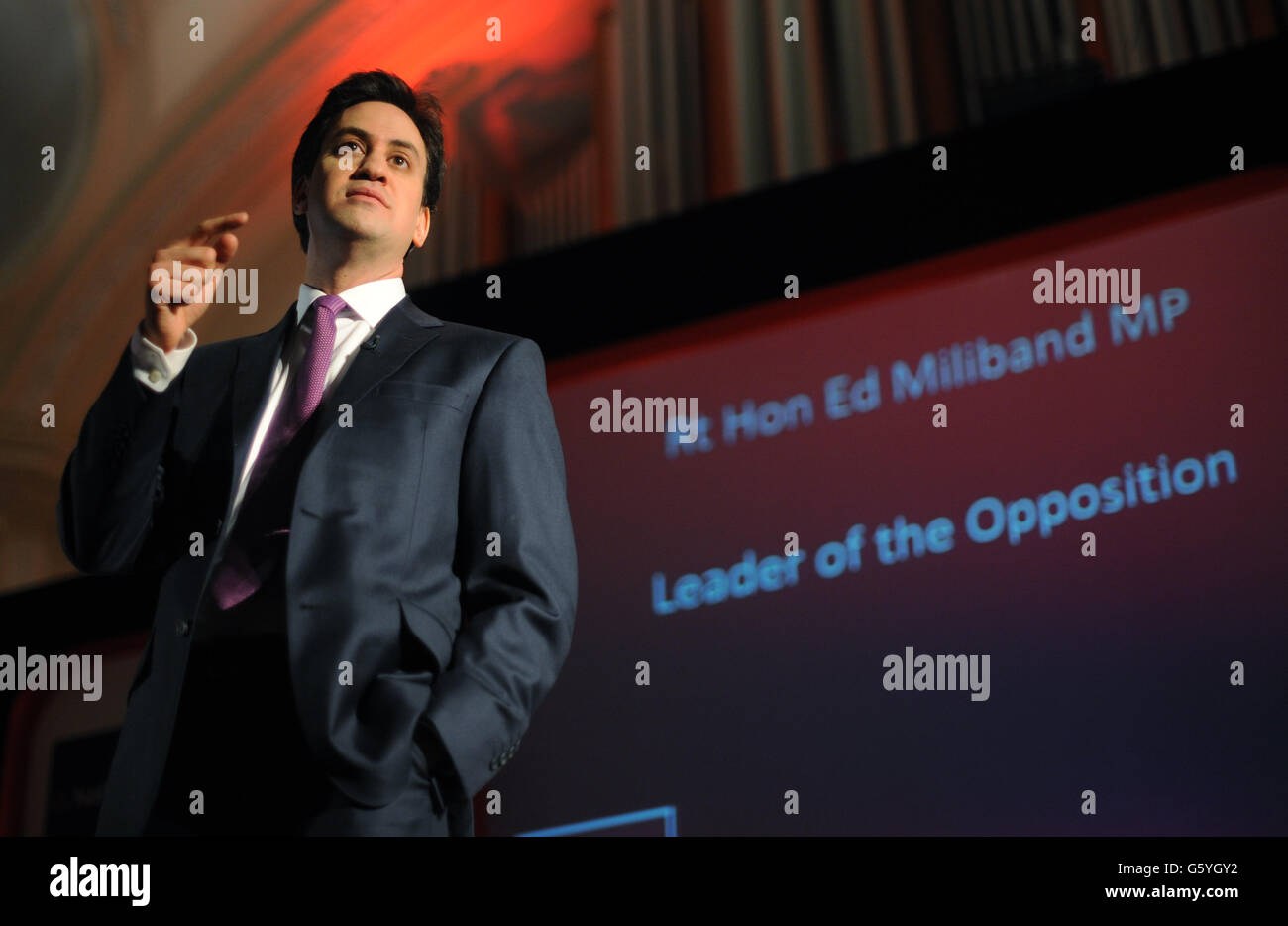 El líder laborista Ed Miliband habla en la conferencia anual de la Cámara de Comercio Británica en Londres. Miliband dará a conocer los planes para una red de bancos regionales encargados de impulsar los préstamos empresariales para estimular el crecimiento económico local. Foto de stock