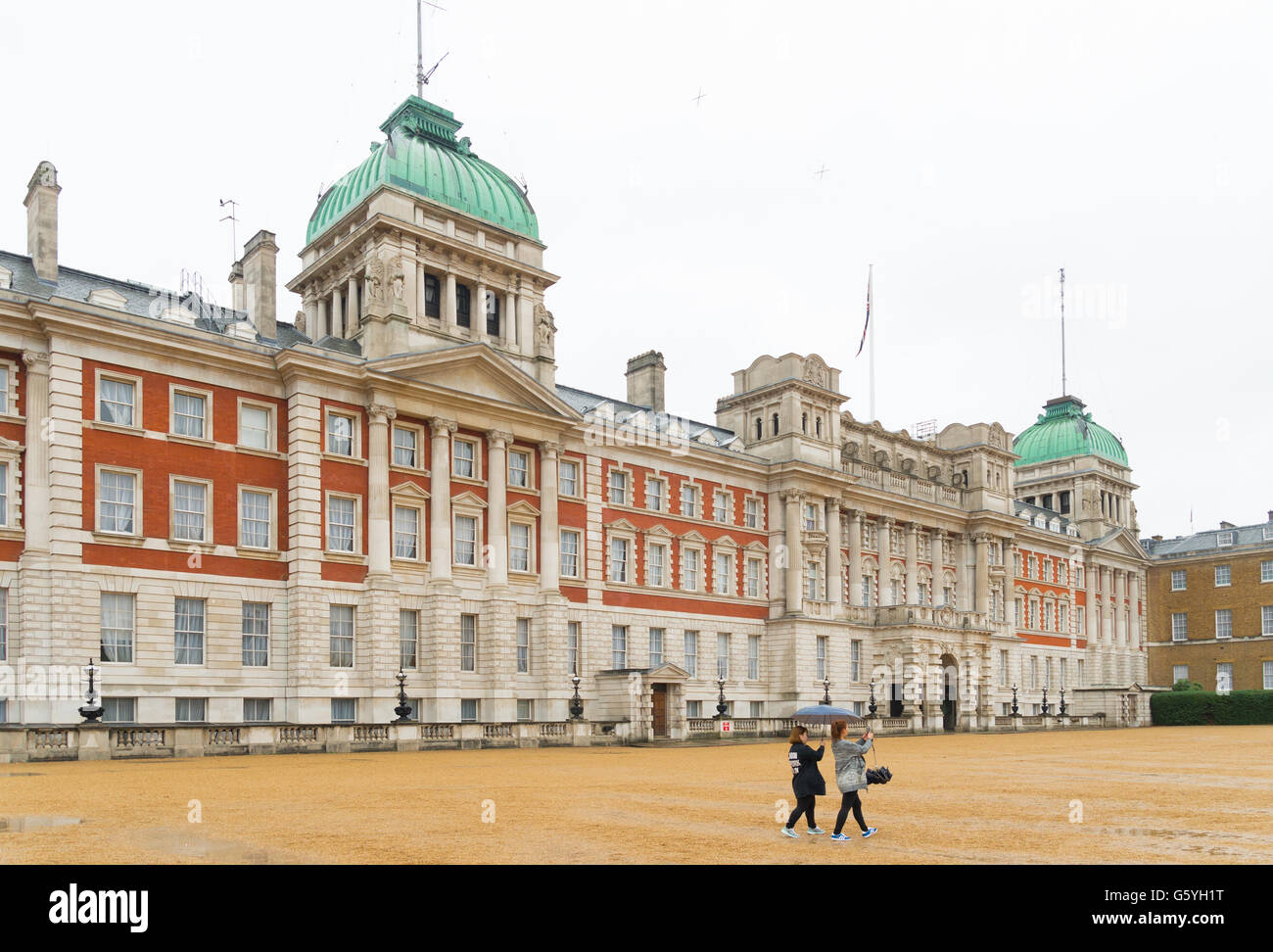 Londres, Inglaterra - 21 de octubre de 2015: Dos turistas desconocidos delante del palacio Whitehall. El Palacio de Whitehall (o Palac Foto de stock