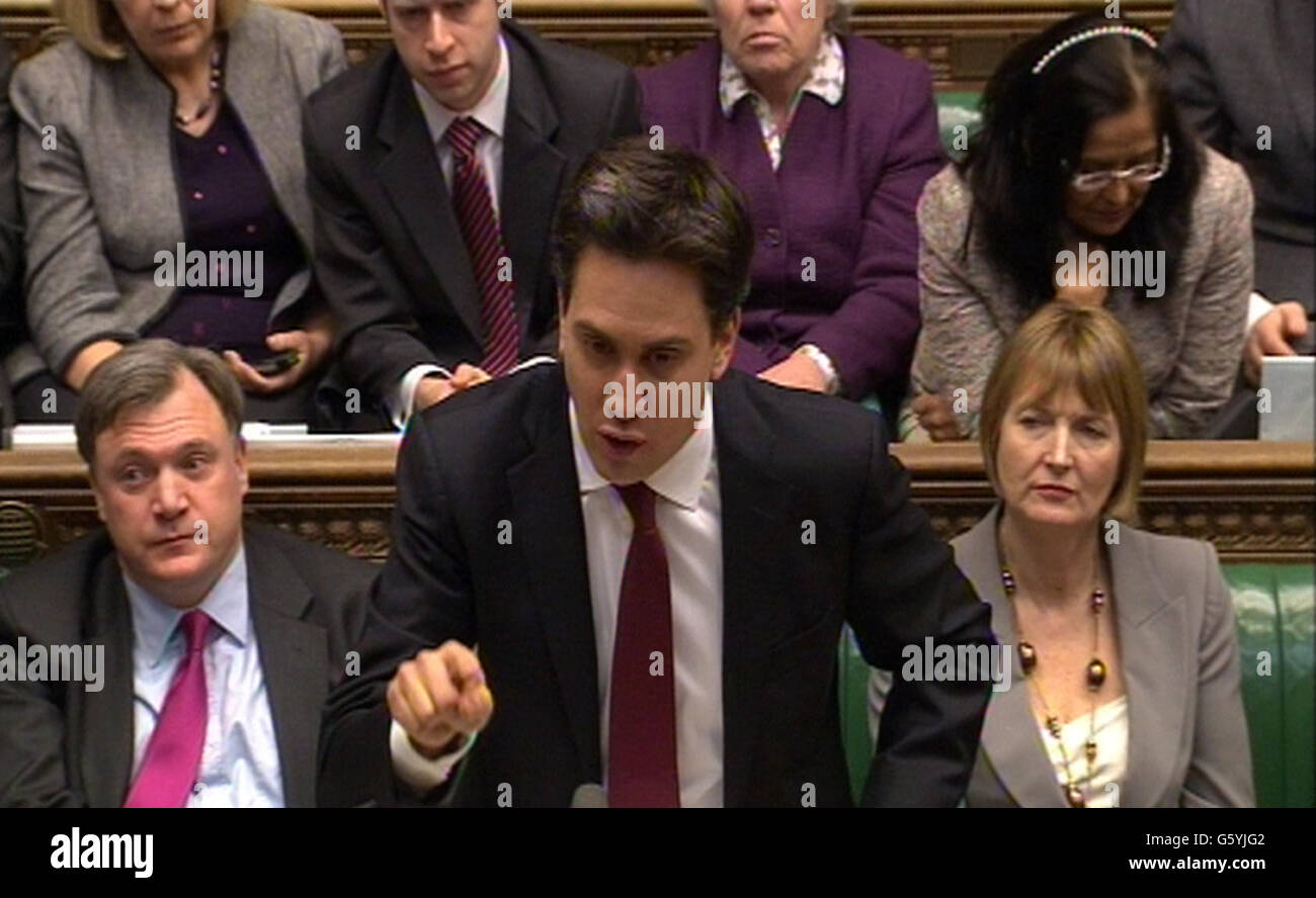 El líder del partido laborista Ed Miliband presenta su reacción al presupuesto del Canciller George Osborne ante la Cámara de los comunes en Westminster, Londres. Foto de stock