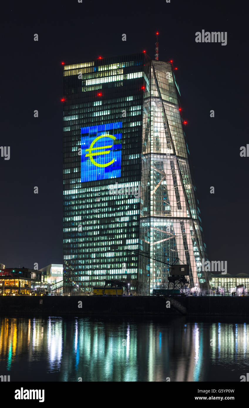 Banco Central Europeo (BCE, instalación de luz, signo de euro en la noche, 2016, Deutschherrnufer Luminale, Frankfurt, Hesse, Alemania Foto de stock