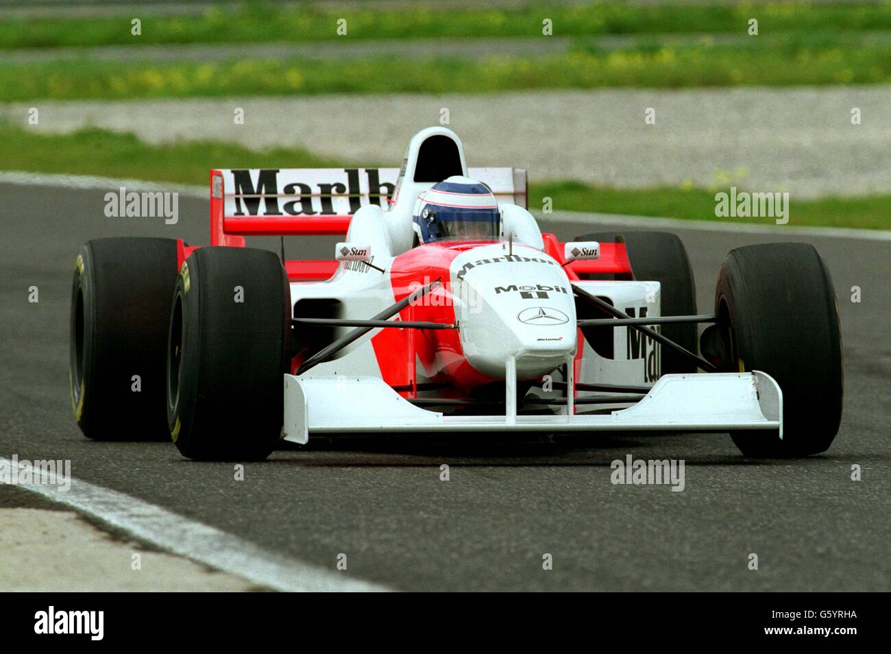 Formular One - McLaren Launch - Estoril. Alain Prost prueba el nuevo McLaren  MP4/11 Fotografía de stock - Alamy