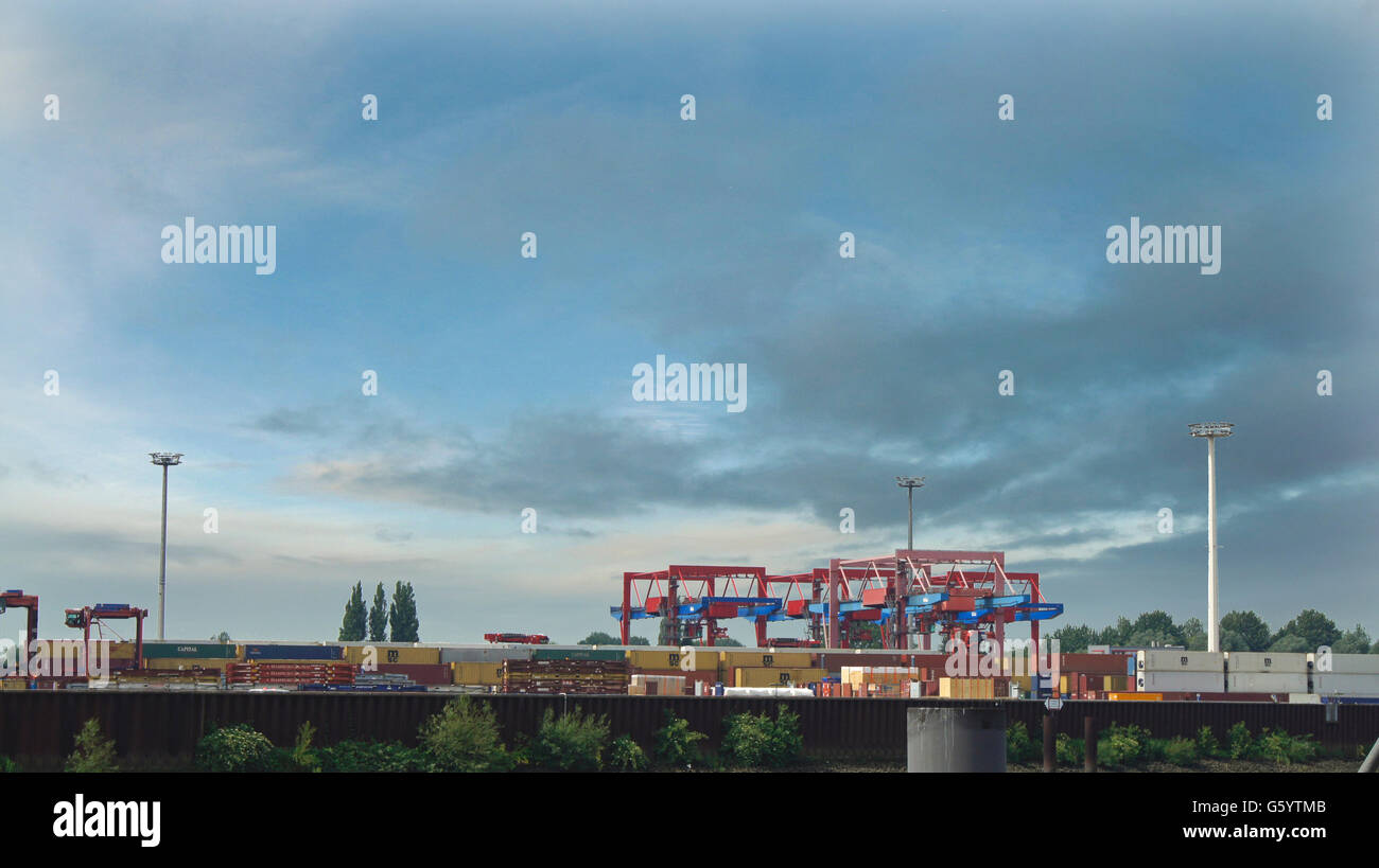 Empresa global sobre la terminal de contenedores en el río Elba Foto de stock