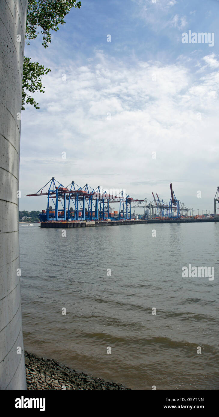 Empresa global sobre la terminal de contenedores en el río Elba Foto de stock