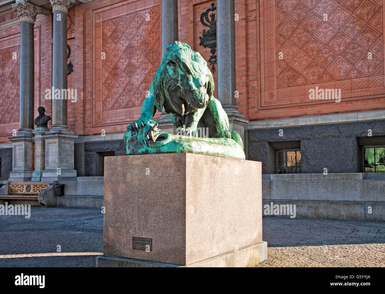 Copenhague, Dinamarca, Ny Carlsberg Glyptotek fachada con león de bronce luchando contra una serpiente Foto de stock