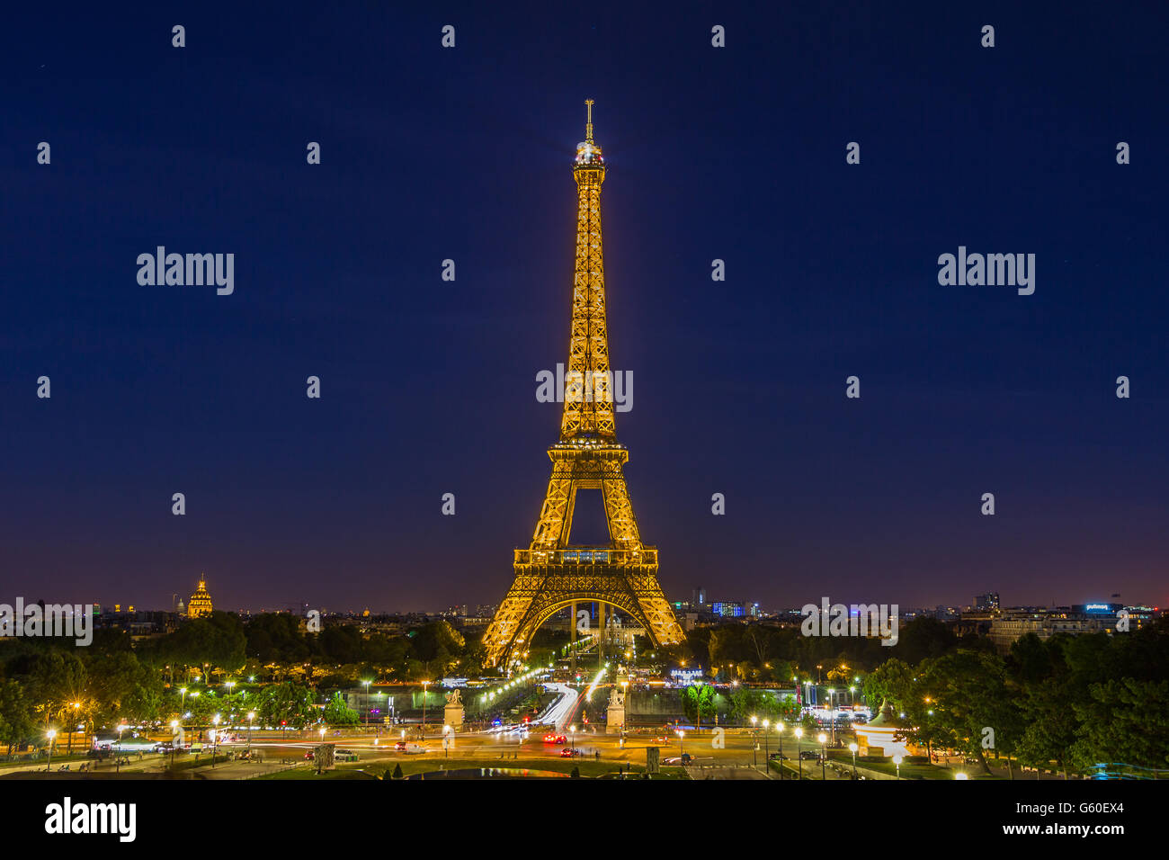 Vista de la torre Eiffel en París por la noche Foto de stock
