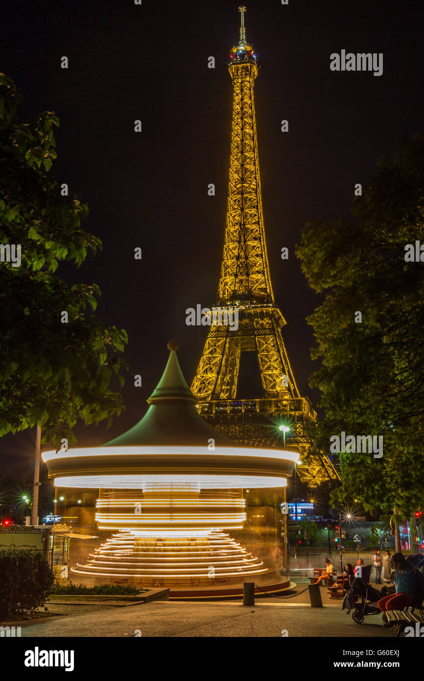 Vista nocturna de la torre Eiffel Foto de stock