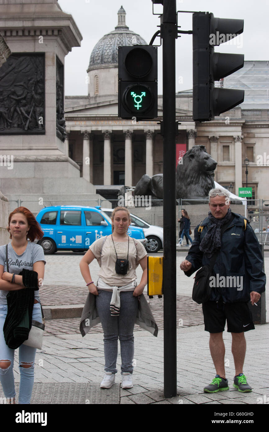 Las señales de tráfico peatonal diversidad apoyo de orgullo, símbolo caminar verde ha sido sustituido con símbolos relacionados con género verde o un nuevo "manos" diseño. Foto de stock