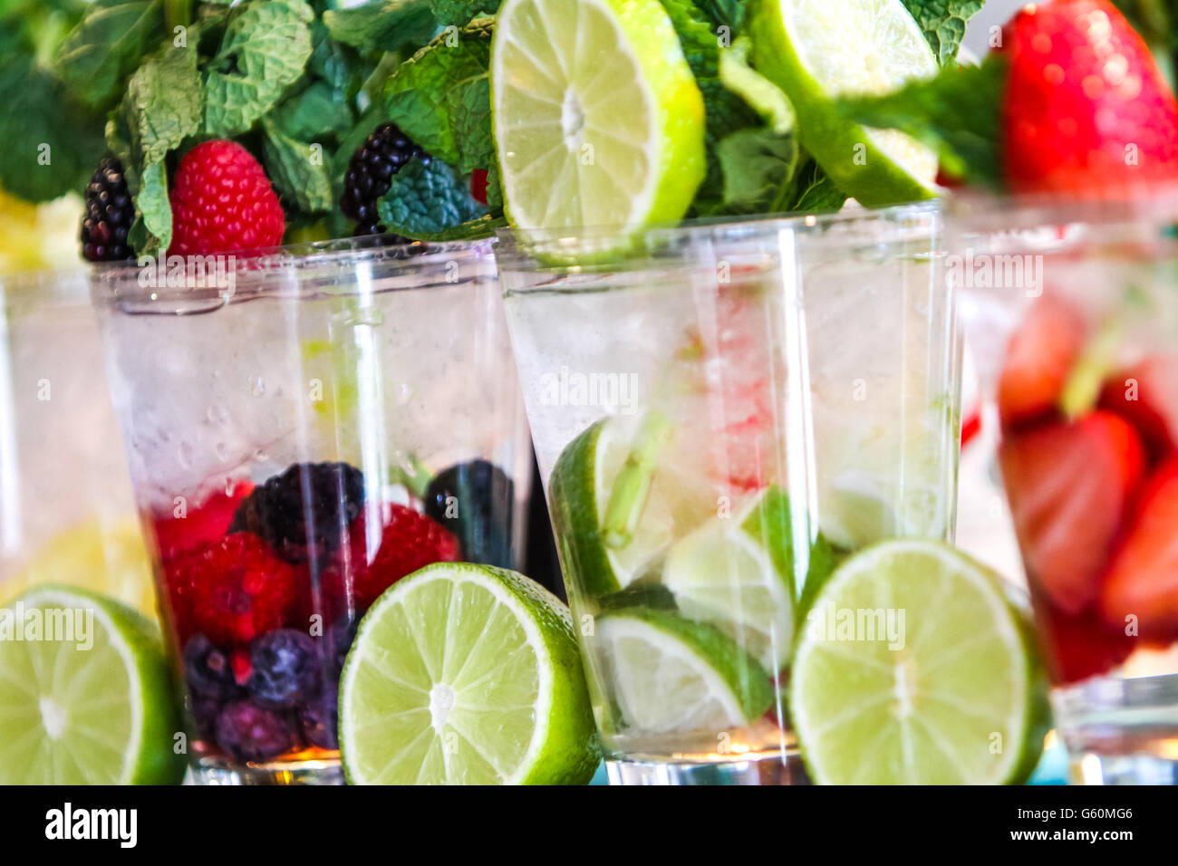 Detox agua con fruta para purificar el cuerpo y quemar grasa Fotografía de  stock - Alamy
