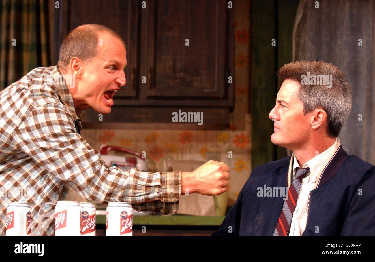 Los actores americanos Kyle Maclachlan (derecha) y Woody Harrelson durante los ensayos para su obra "en un día Medio" de John Kolvenbach en el Comedy Theatre en el centro de Londres. Foto de stock