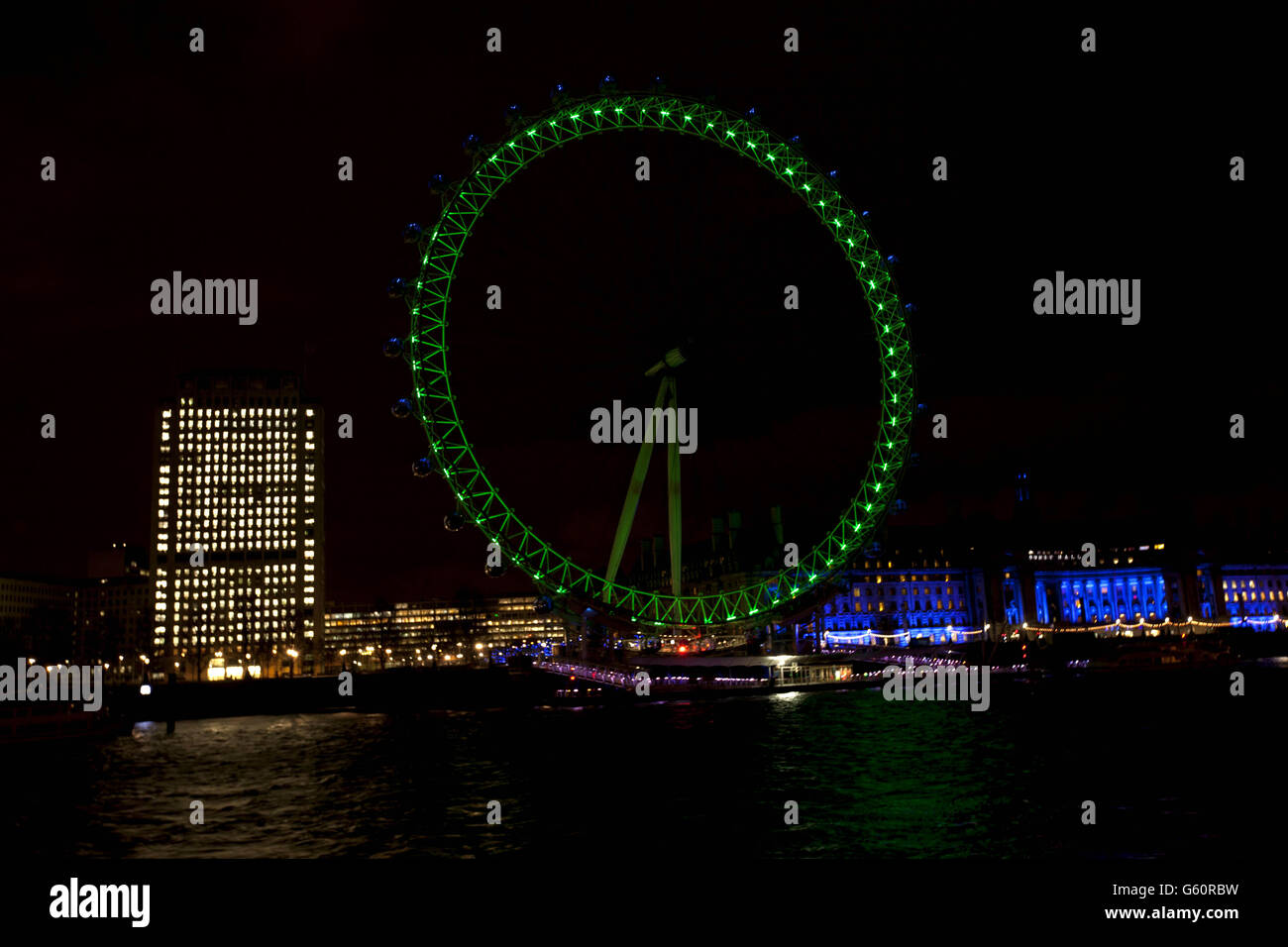 El EDF London Eye está iluminado en verde por Tourism Ireland para celebrar el día de San Patricio en Londres. Foto de stock