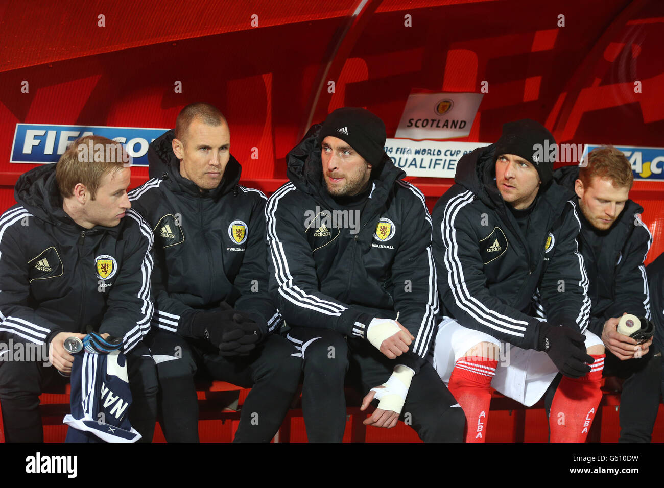 Kenny Miller (segunda izquierda) de Escocia en el banco para el inicio de la clasificación de la Copa Mundial de la FIFA, Grupo A partido en el estadio Karaorde, Novi Sad, Serbia. Foto de stock