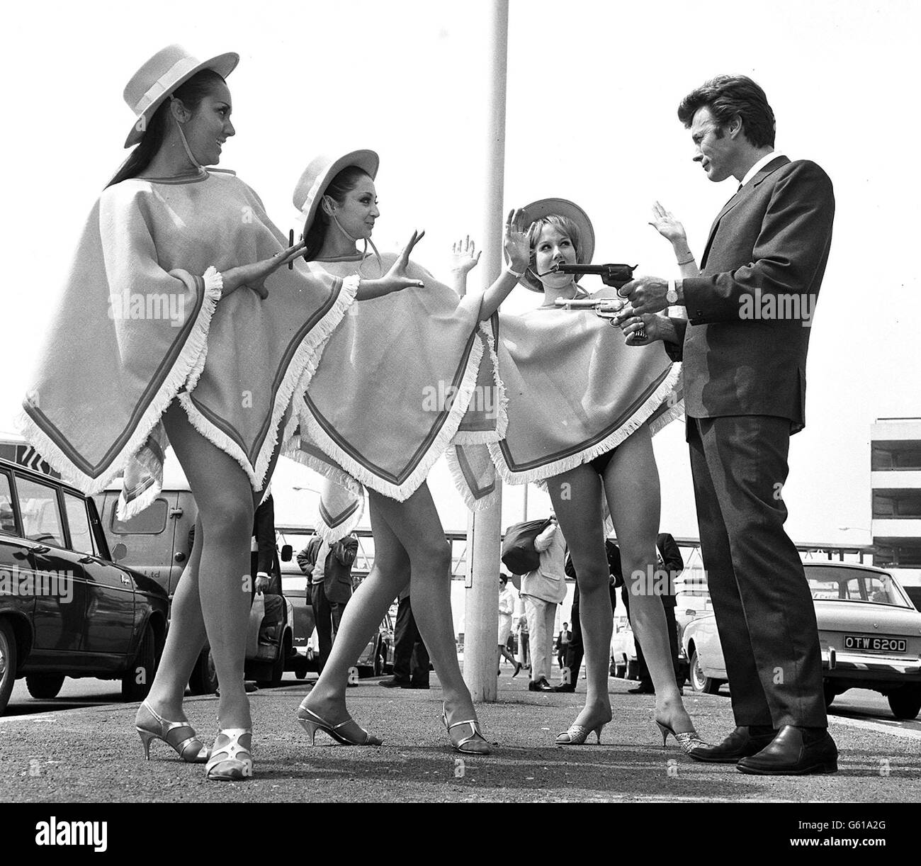 Un posse de muchachas bonitas en ponchos son invitadas a 'reach for the  skies' por Clint Eastwood, estrella de 6ft 4 in del nuevo occidental 'A  Fistful of Dollars'. Como 'el hombre