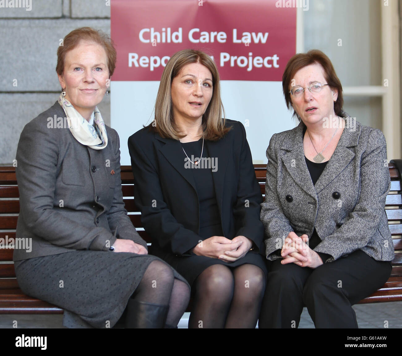 (De izquierda a derecha) Noeline Blackwell, el Juez Rosemary Horgan y la Dra. Carol Coumher en la Biblioteca Nacional de Dublín para el lanzamiento del Proyecto de Reporte de la Ley de Cuidado Infantil, un proyecto innovador basado en la web que, por primera vez, hará informes públicos de los procedimientos judiciales donde los niños son llevados al cuidado del estado. Foto de stock
