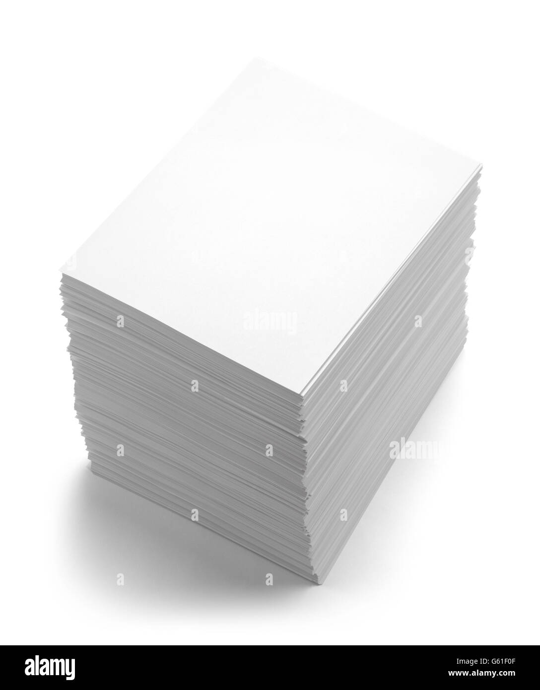 Montón de papel de copia en blanco aislado sobre fondo blanco. Foto de stock