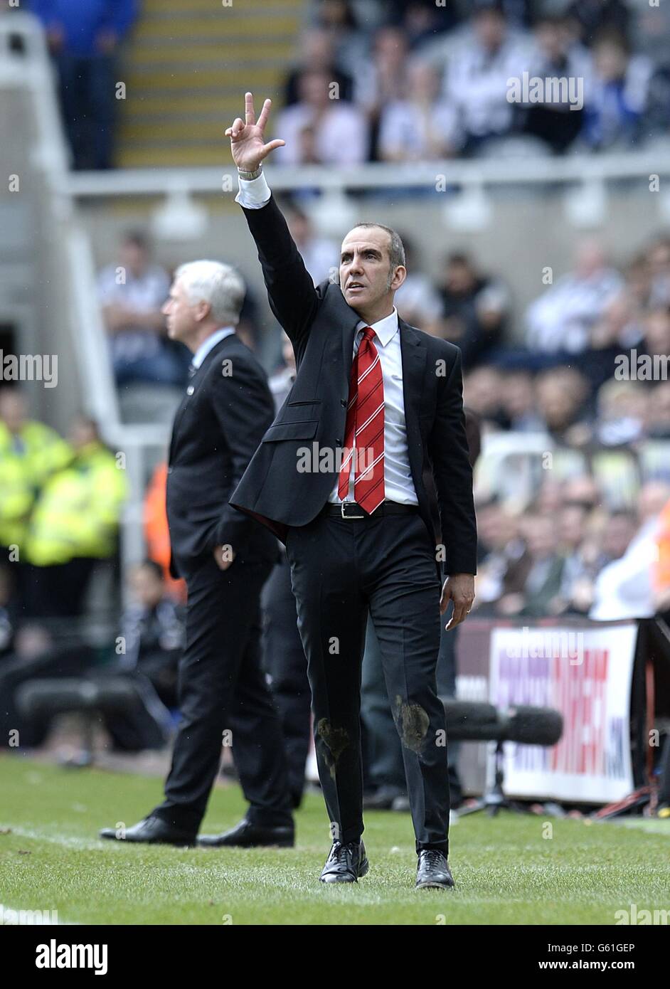 El gerente de Sunderland, Paolo Di Canio, muestra tres dedos para significar los tres goles anotados por su equipo en el partido Foto de stock