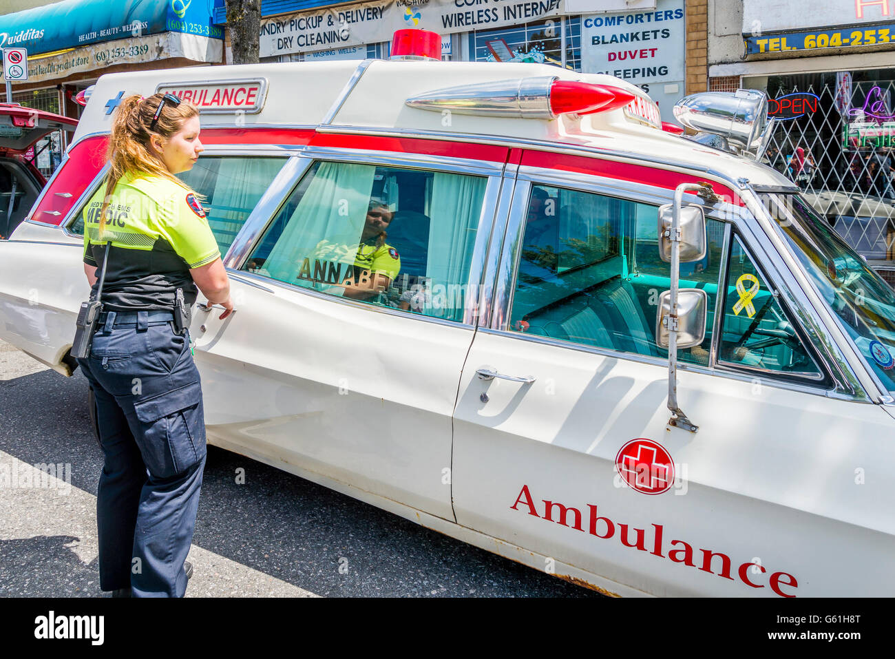 Vintage ambulancia apodado Annabelle, fiestas patronales, Italiano Comercial, Vancouver, British Columbia, Canadá Foto de stock