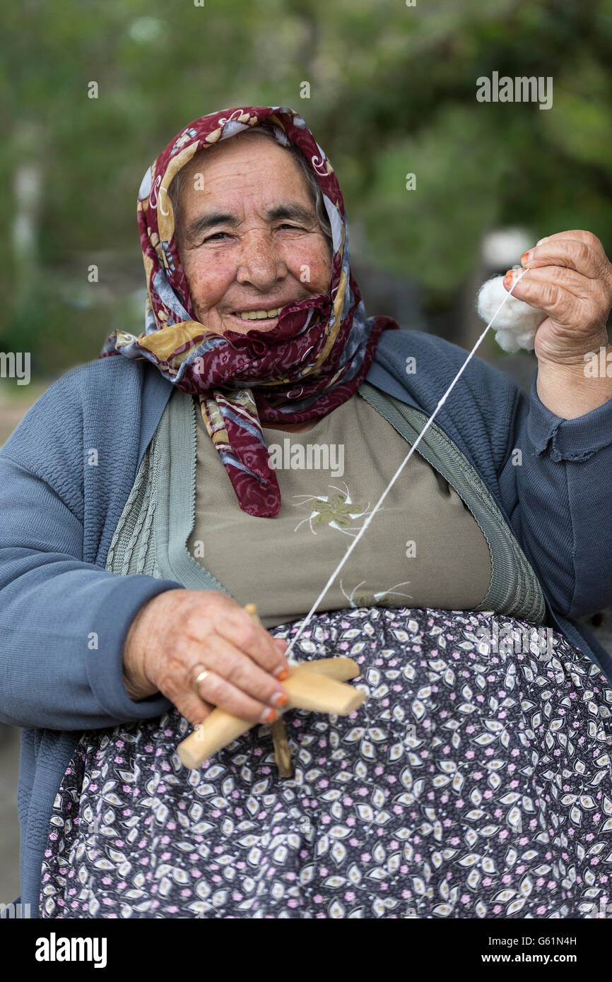 Mujer anciana hilando algodón, Antalya, Turquía Foto de stock