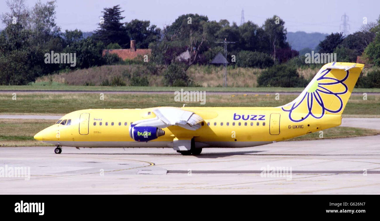 Aeropuerto Stansted de Londres. Un avión ANIMADO se prepara para despegar en el aeropuerto de Stansted. * 31/01/03 Ryanair aumentó la competencia entre las líneas aéreas sin adornos, ya que llegó a un acuerdo de negociación para comprar su rival Buzz y anunció un gran pedido de nuevos aviones. El grupo con sede en Dublín pretende convertir Buzz en rentabilidad después de comprar la aerolínea por solo 15 millones. 22/2/03: Hasta 400 puestos de trabajo están fijados para ir en la línea aérea de presupuesto Buzz cuando el nuevo propietario de la compañía, Ryanair, toma el control en abril, el sindicato GMB ha advertido. Se informó de que se habían acordado alrededor de 100 despidos después de que se hubiera celebrado el acuerdo de adquisición Foto de stock