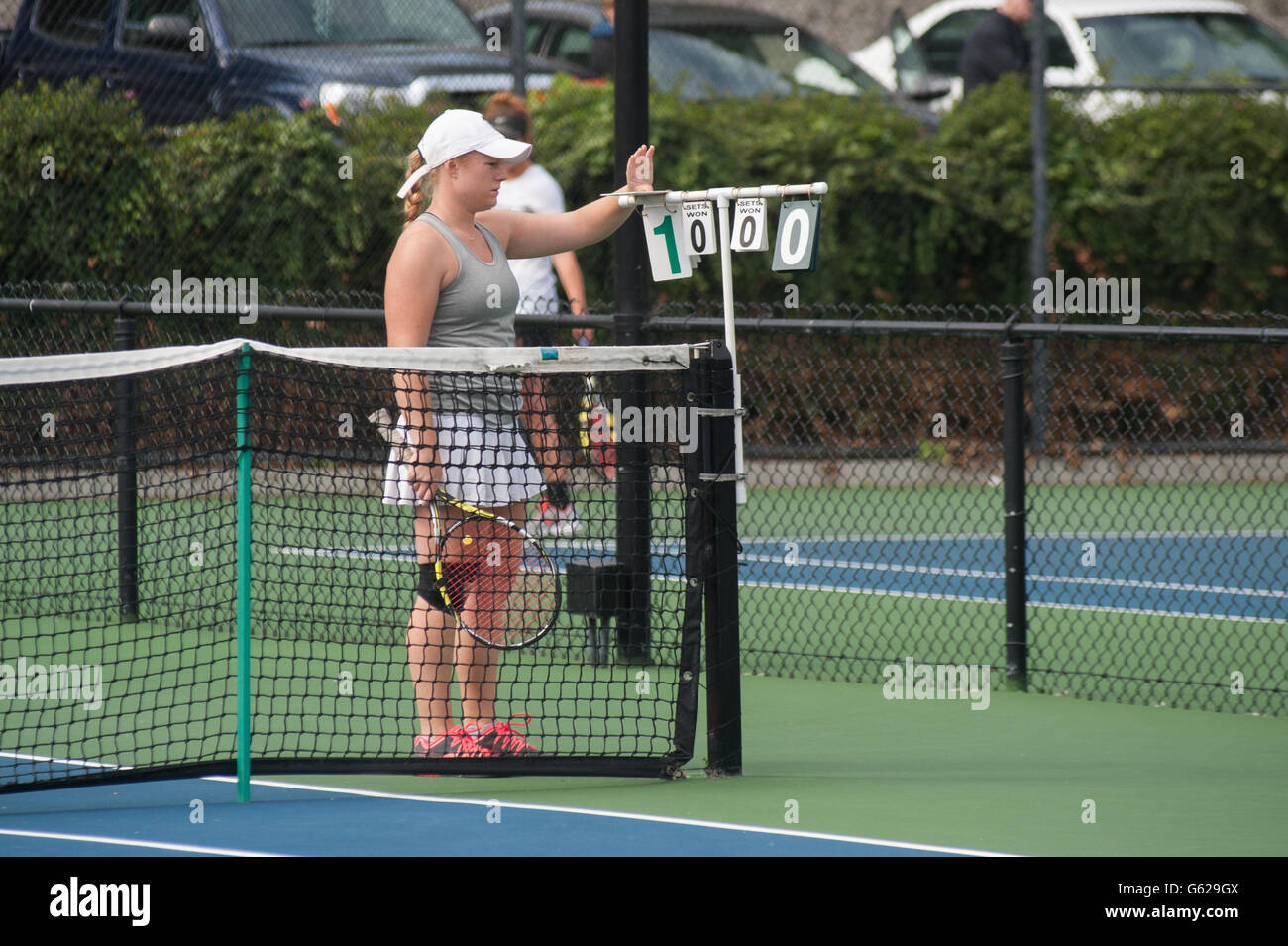 Jugador de tenis femenino cambiando la tarjeta de puntuación Foto de stock