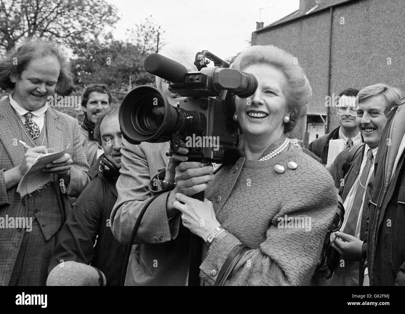 La primera ministra Margaret Thatcher, con un humor desenfadado el día de las elecciones por la mañana, se posicionó detrás de la lente para un cambio. La señora Thatcher estaba en un viaje de captura de votos alrededor de su circunscripción de Finchley. Foto de stock