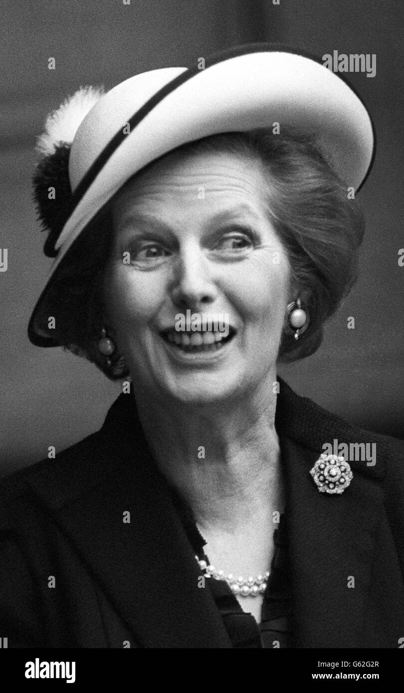 Margaret Thatcher con un sombrero de plumas blancas con un borde azul en el Cuadrángulo de la Oficina de Asuntos Exteriores y del Commonwealth en Londres, donde dio la bienvenida al Presidente Biya de la República de Camerún y a Madame Biya. Foto de stock