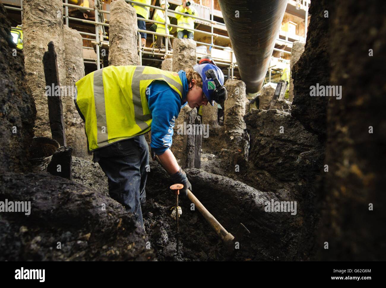 Los arqueólogos trabajan para desenterrar artefactos romanos de un sitio de construcción en Bloomberg Place, en el distrito financiero de la ciudad de Londres. Foto de stock