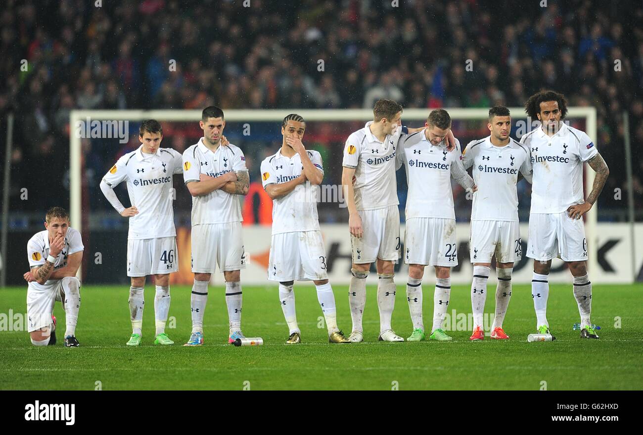 Los jugadores de Tottenham Hotspur son abatidos en el silbar final Foto de stock