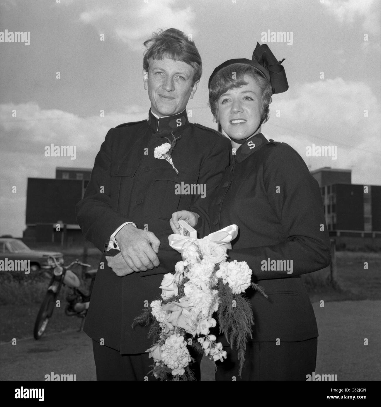 Religión - Ejército de Salvación - Peter Dalziel y Sylvia Gair Boda - St Edwards Iglesia Parroquial - Surrey Foto de stock