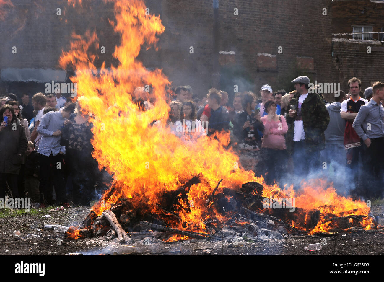Los manifestantes incendiaron un ataúd que contenía una efigie de Margaret Thatcher después de una marcha de protesta el día de su funeral. Foto de stock