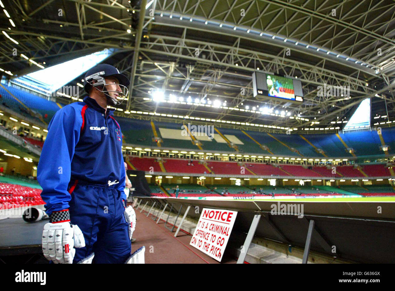 El capitán de los británicos Nasser Hussain espera su turno de batear durante la competencia de Cricket Indoor Power entre los británicos y el resto del mundo, el estadio Millennium. Foto de stock