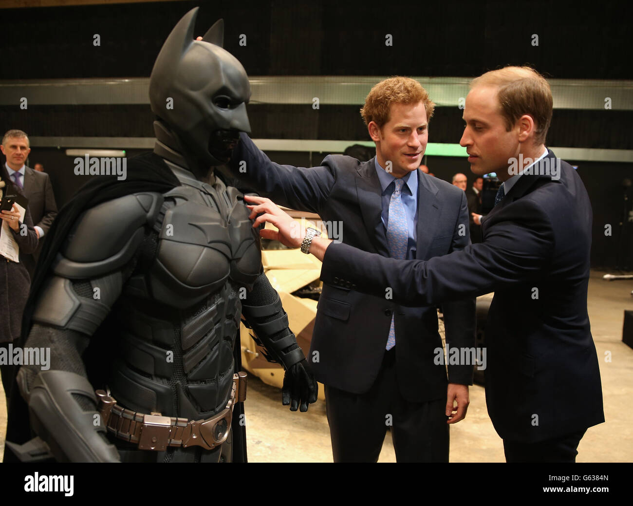 El duque de Cambridge y el príncipe Harry miran a un 'Batsuit' que fue  utilizado en las películas de Batman durante su visita a los estudios de  Warner Bros en Leavesden, Herts