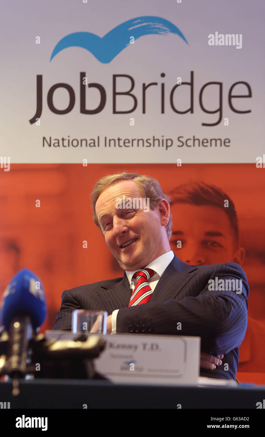 Taoiseach Enda Kenny lanza una evaluación independiente de JobBridge en las oficinas de LinkedIn en Gardner House, Wilton Place. Foto de stock