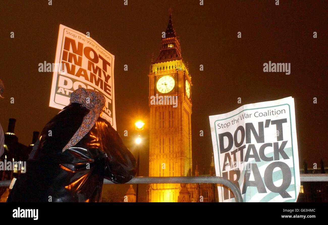Los manifestantes anti-guerra en Parliment Square muestran pancartas instando al gobierno británico a no atacar a Irak. Foto de stock
