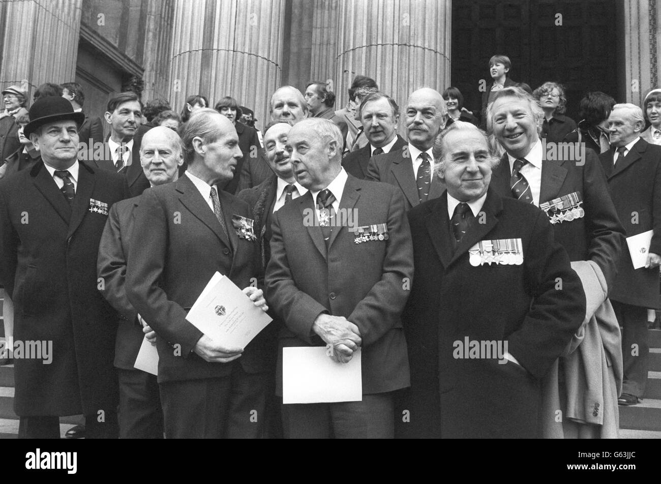 Saliendo de la Catedral de San Pablo en Londres después de un servicio de Acción de Gracias por la Vida de Sir Barnes Wallis, inventor de la bomba que rebota utilizada por el escuadrón Dambusters durante la Segunda Guerra Mundial, se encuentran el ex piloto de bombarderos de la guerra Capitán Leonard Cheshire (primer plano, izquierda) Y el Vice-Mariscal del Aire Don Bennett (centro), quien dirigió la Fuerza Pathfinder, con otros miembros de la Asociación Pathfinder. Foto de stock